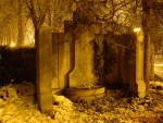 Cmentarz ewangelicki listopadową nocą