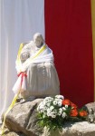 Mikorzyn - pomnik Jana Pawła II przy szkole noszącej Jego imię.