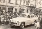 Obchody 1 maja w latach 60-tych - przejazd kępinskich taksówek.