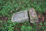 Zdewastowane nagrobki na cmentarzu w Trzcinicy