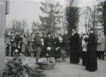 Ks. Zbigniew Rapior i  ks. Marian Magnuszewski ( na wózku ) podczas poświęcenia krzyża na cmentarzu 